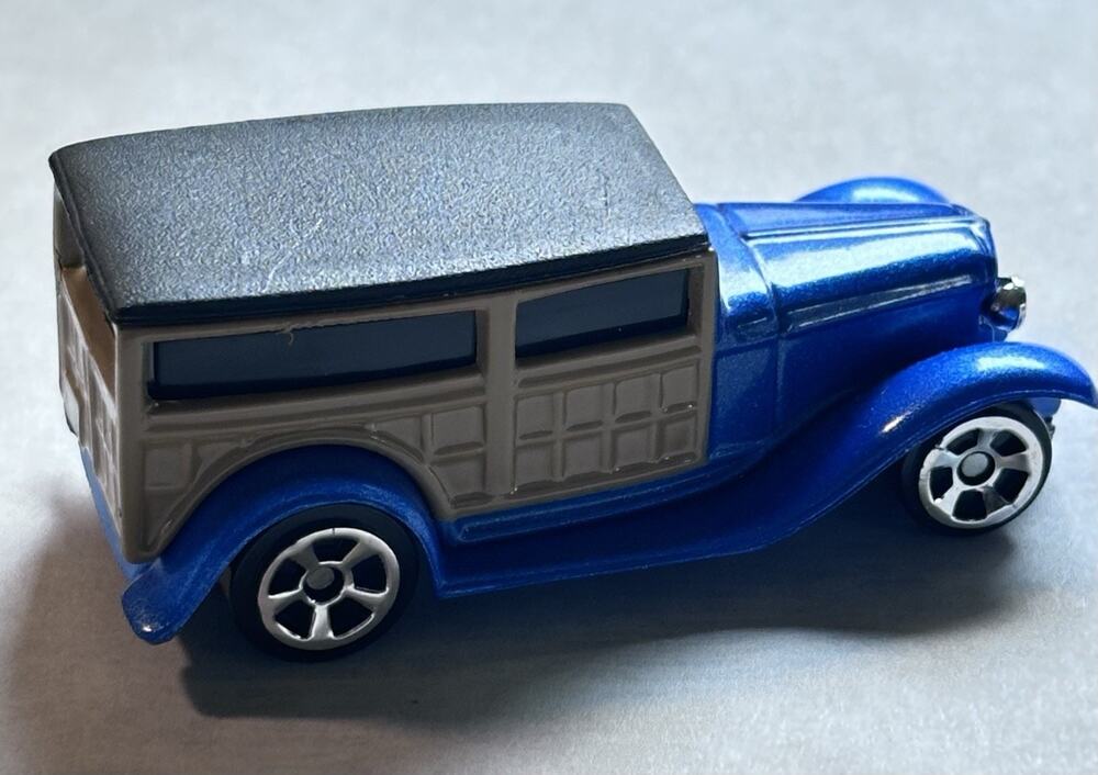 Vintage Maisto 1932 Ford 1/64 Diecast Woodie Wagon Car Blue Clooectible A87